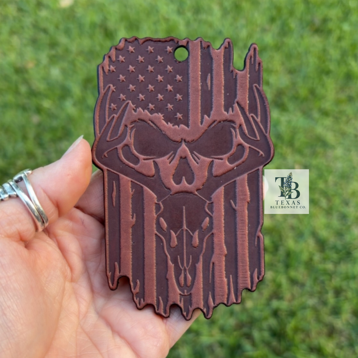 DEER SKULL W/ FLAG (LEATHER CHARM)