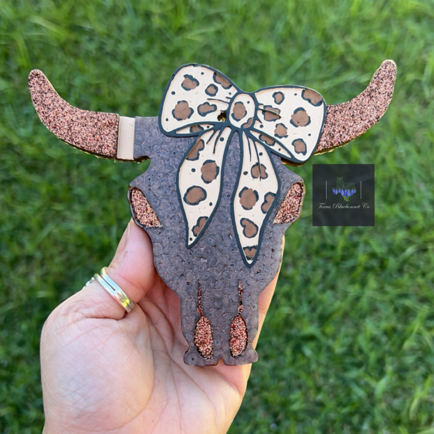 LARGE BULL SKULL W/ BOW (CHEETAH)